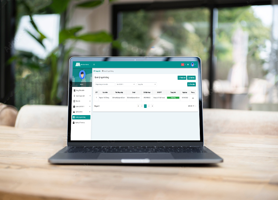 Ứng dụng Web quản trị cho phép người vận hành dịch vụ của Doanh nghiệp có thể theo dõi và quản trị Tài khoản điện tử  như tạo mới, thẩm định thông tin khách hàng, phê duyệt hoạt động, khóa, mở khóa, cấp hạn mức, xem các giao dịch nạp, rút, chuyển và thanh toán trong Tài khoản điện tử hoặc thẻ, tài khoản ngân hàng liên kết với Tài khoản điện tử.  Bên cạnh đó, ứng dụng cho phép người vận hành dịch vụ quản trị nội dung (CMS) như thông báo, quảng cáo…, quản lý báo cáo và thống kê dịch vụ … ở dạng biểu đồ trực quan (dardboard) hoặc bảng biểu báo cáo